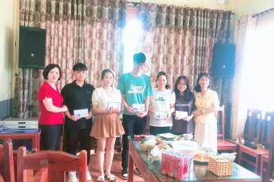 Ban khuyến học trường THCS TT Cổ Lễ, tặng quà các cháu tân sinh viên năm học 2022.